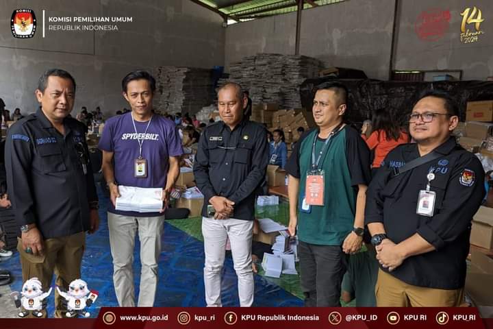 IST SIDAK--Sekjen KPU RI melakukan sidak ke gudang logistik KPU Tana Toraja di Puri Arta Makale