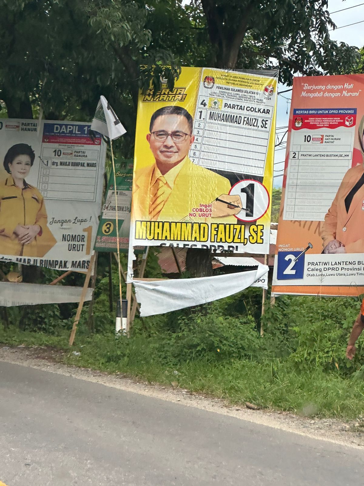 IST DIRUSAK--Sejumlah APK bergambar Caleg Golkar DPR RI Muhammad Fauzi dirusak orang tak dikenal