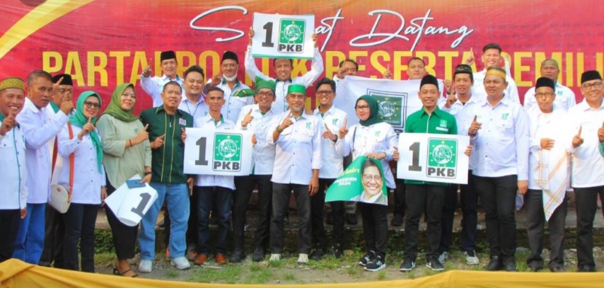 IST BERSAMA--Ketua DPC PKB Kota Makassar Fauzi Andi Wawo bersama pengurus dan Caleg 