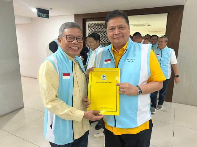 IST MENYERAHKAN--Ketua umum DPP Partai Golkar Airlangga Hartarto menyerahkan rekomendasai kepada Ketua Golkar Sulsel Taufan Pawe sebagai bakal calon Gubernur