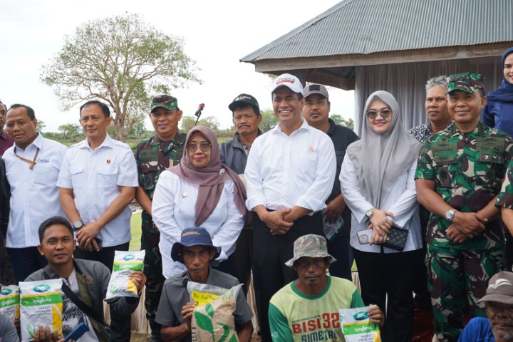 IST BERSAMA--Legislator Partai Gerindra Sulsel Vonny Amelia bersama Menteri Pertanian RI Andi Amran Sulaiman ketika melakukan Kunker di kabupaten Jeneponto 