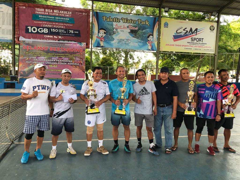 IST BERSAMA--Waketum DPP Golkar Prof Dr HAM Nurdin Halid memegang tropi usai main tenis bersama Kasrem 141, Dandempo, Bone serta Pelti Bone  