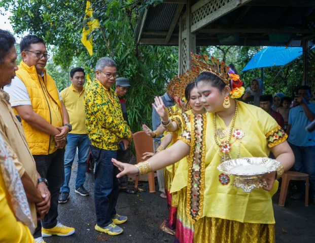 IST SAMBUTAN--Ketua Golkar Sulsel Dr Taufan Pawe mendapat sambutan dari pengurus Golkar Bulukumba (kanan). TP singgah salat di Masjid Pejuang Subuh Bulukumba, di Kecamatan Ujung Bulu, Minggu (21/1). 
