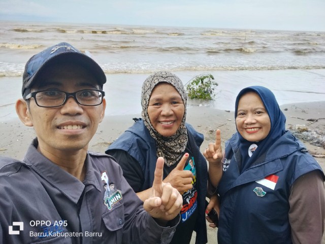 IST SOSIALISASI--Tiga Jubir Kampung melakukan sosialisasi untuk pasangan Amin dengan menyisir daerah pantai di wilayah Kelurahan Tanete, Kecamatan Tanete Rilau, Kabupaten Barru, Minggu (21/1)
