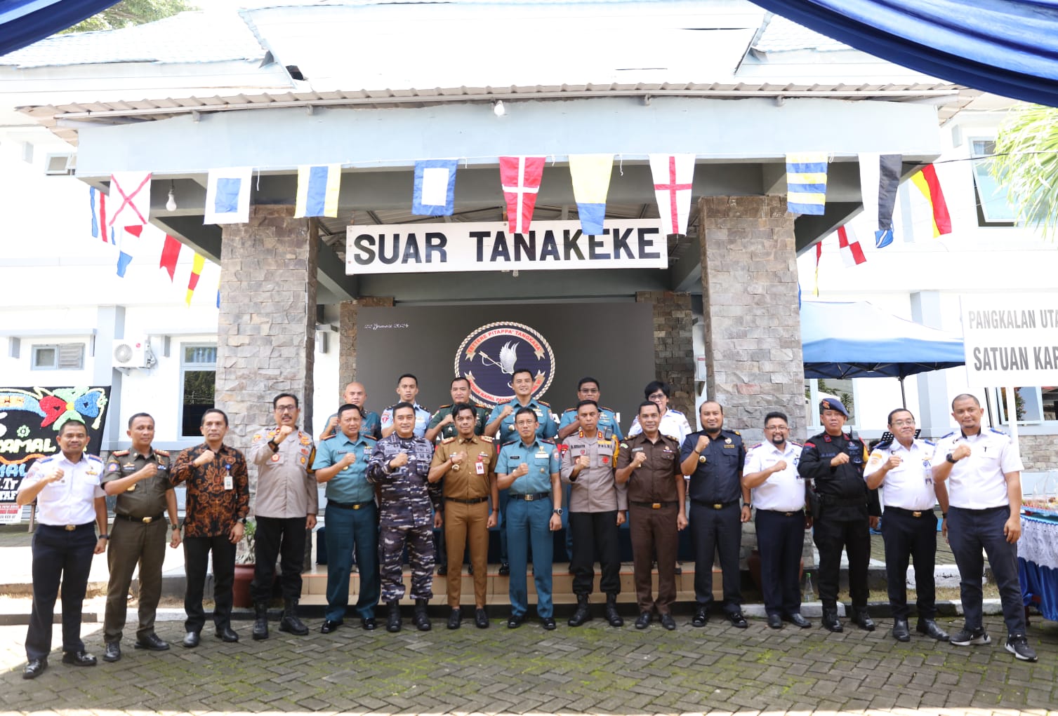 IST HUT-Pj Sekkot Makassar Firman Hamid Pagarra foto bersama Danlantamal VI Laksamana Pertama TNI Ivan Gatot Prijanto dan jajaran Forkopimda Kota Makassar pada perayaan HUT ke-6 Santrol Lantamal VI, Senin (22/1).