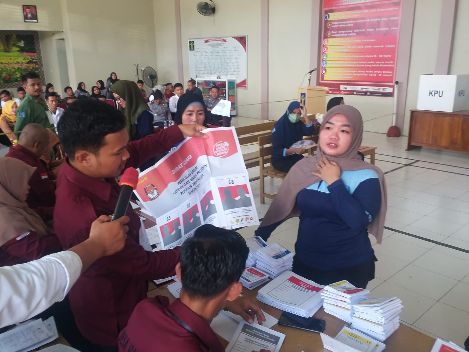 KM/SAR SIMULASI--Suasana simulasi pemungutan suara yang turut diikuti Kepala Bakesbang Pol Gowa dan Kalapas Perempuan Kelas 2 Sungguminasa serta Ketua KPU Gowa dan perwakilan Parpol. 