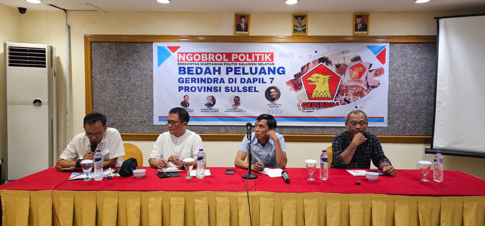 IST TANGGAPAN--Dua akademisi yakni Dr Arief Wicaksono dan Dr Baharuddin Hafid hadir memberikan tanggapan pada paparan yang dilakukan lembaga survei PT General Survei Indonesia (GSI) di Jolin Hotel, Jalan Pengayoman Makassar, Senin (22/1).