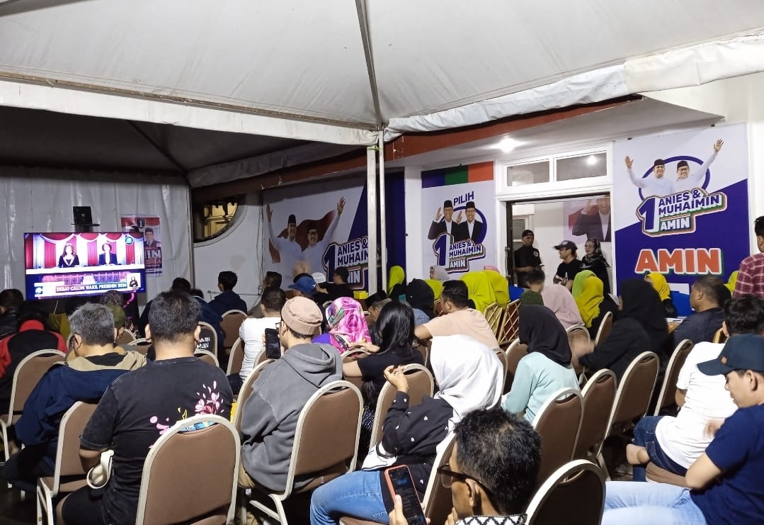 IST NONTON BARENG--Para tim dan relawan pasangan Amin nonton bareng acara debat Cawapres, Minggu (21/1) malam