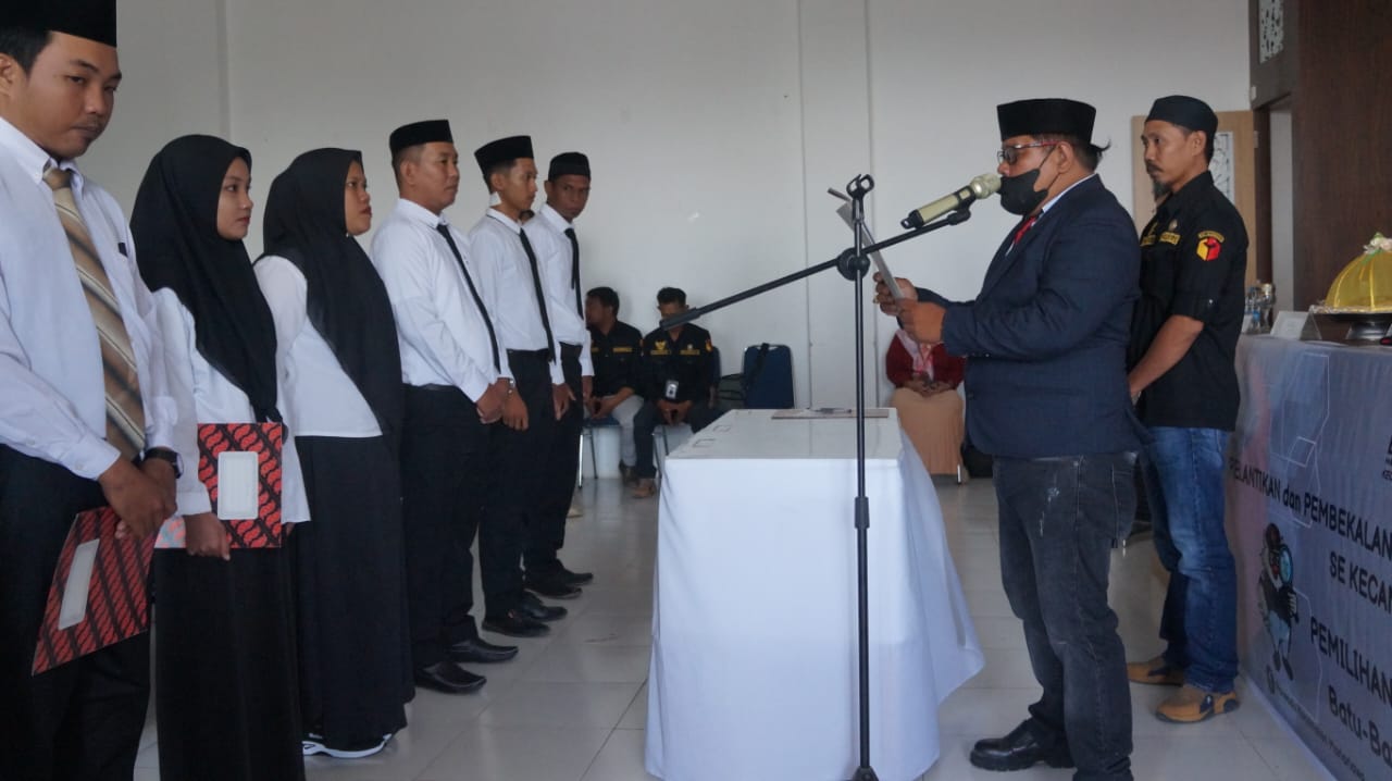 IST MELANTIK--Ketua Panwaslu Kecamatan Marioriawa Sartono melantik 95 orang PTPS di Aula Ruang Rapat Kantor Kecamatan Marioriawa Kabupaten Soppeng, Senin (22/1).