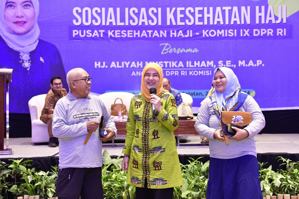 IST BERSAMA BPJS KESEHATAN--Anggota Komisi IX DPR RI, Aliyah Mustika Ilham bersama BPJS Kesehatan kembali gelar sosialisasi program JKN-KIS, di Hotel Four Point, Senin (21/1).