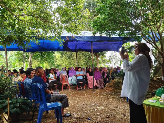 IST SOSIALISASI--Celeg Gerindra untuk DPR RI dr Felicitas Rudiyanto Asapa memassifkan sosialisasi dengan bertatap muka dengan warga, di Desa Gantarang, Sinjai Tengah, Minggu (21/1)