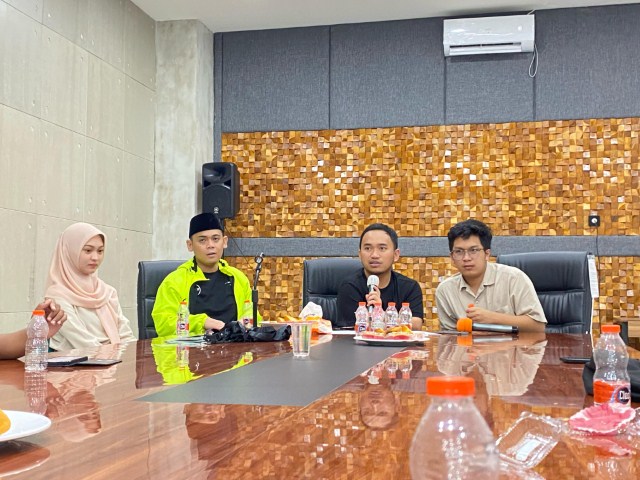 BKM/SITUJUA BERI KETERANGAN--Ketua DPW PPP Sulsel Imam Fauzan memberikan keterangan didampingi ketua SC Rahmat Taqwa Qurais serta ketua OC Salman Alfariz Karsa Sukardi di kantor DPW PPP Sulsel Jalan Sungai Saddang Makassar, Selasa (23/1).