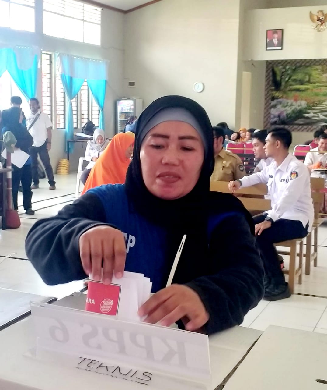 BKM/SAR SIMULASI-- Aisyah saat mengikuti simulasi pemungutan dan penghitungan suara Pemilu 2024 di aula Lapas Perempuan Kelas 2 Sungguminasa di Desa Timbuseng. 
