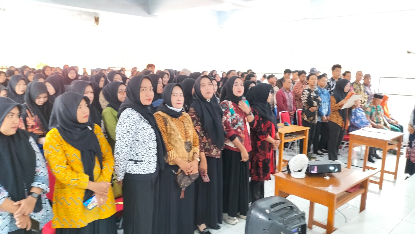 BKM/IST MELANTIK--KPU Kabupaten Gowa telah melantik anggota KPPS di wilayah Sungguminasa, Kecamatan Somba Opu. 