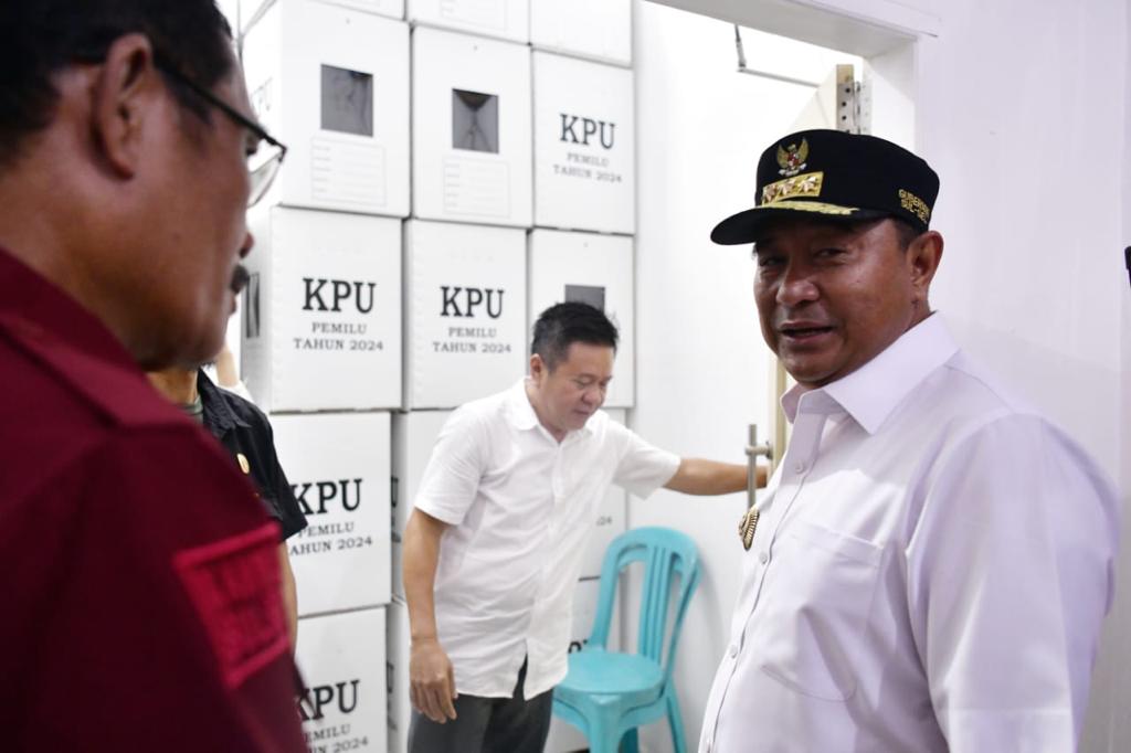 IST MENINJAU--Pj Gubernur Sulsel Bahtiar Baharuddin didampingi Pj Wali Kota Palopo Asrul Sani, melakukan kunjungan untuk meninjau kesiapan pelaksanaan Pemilu dan logistik di Kota Palopo, di Kantor KPU Jalan Pemuda Kelurahan Takkalala, Kecamatan Wara Selatan, Kamis (25/1).