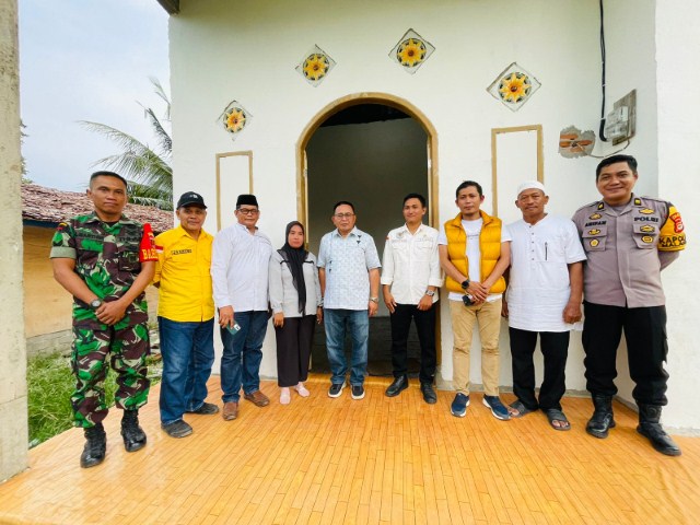 IST MENGUNJUNGI--Anggota Komisi V DPR RI Muhammad Fauzi mengunjungi penerima program Bantuan Stimulan Perumahan Swadaya (BSPS) di Desa Takkalala, Kecamatan Malangke, Sabtu (27/1).