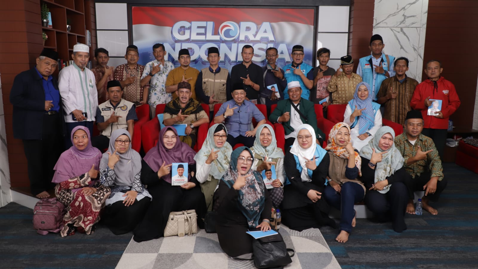 IST BERSAMA--Ketua umum DPN Partai Gelora Anis Matta bersama para kiai dan ulama se-Kota Depok