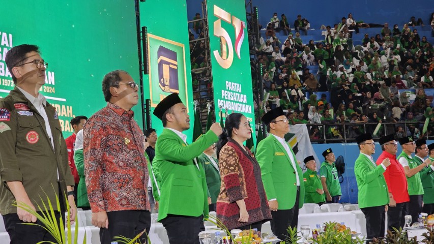 IST MENYAPA--Ketua umum DPP PPP Muhamamad Mardiono didampingi ketua Pappilu Sandiaga Uno dan ketua DPW PPP Sulsel Imam Fauzan mendampingi ketua DPR RI Puan Maharani menyapa seluruh yang hadir pada kegiatan Harla PPP ke 51 GOR  Sudiang Makassar, Sabtu (27/1) 