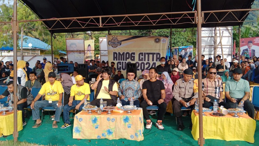 IST MENUTUP--Ketua AMPG Kabupaten Soppeng Andi Muhammad Farid menutup kejuaraan bola volly di Kecamatan Citta serta menyerahkan piala    	