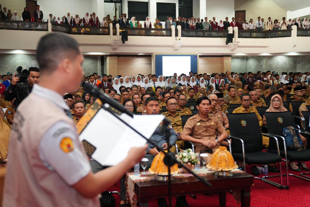 IST DEKLARASI PEMILU DAMAI--Para siswa SMA dan sederakat melakukan deklarasi Pemilu damai disaksikan Pj Gubernur Sulsel, Kapolda serta sejumlah pejabat lingkup Pemprov Sulsel di ruang pola, Kantor Gubernur Sulsel, Senin (29/1).