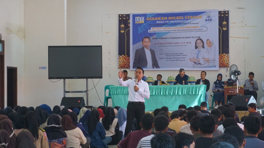 IST MOTIVASI--Wakil Ketua DPRD Sulsel Syaharuddin Alrif memberikan motivasi pada sejumlah siswa siswi yang mengikuti tryout akbar di Kabupaten Sidrap Sabtu hingga Minggu (28/1)