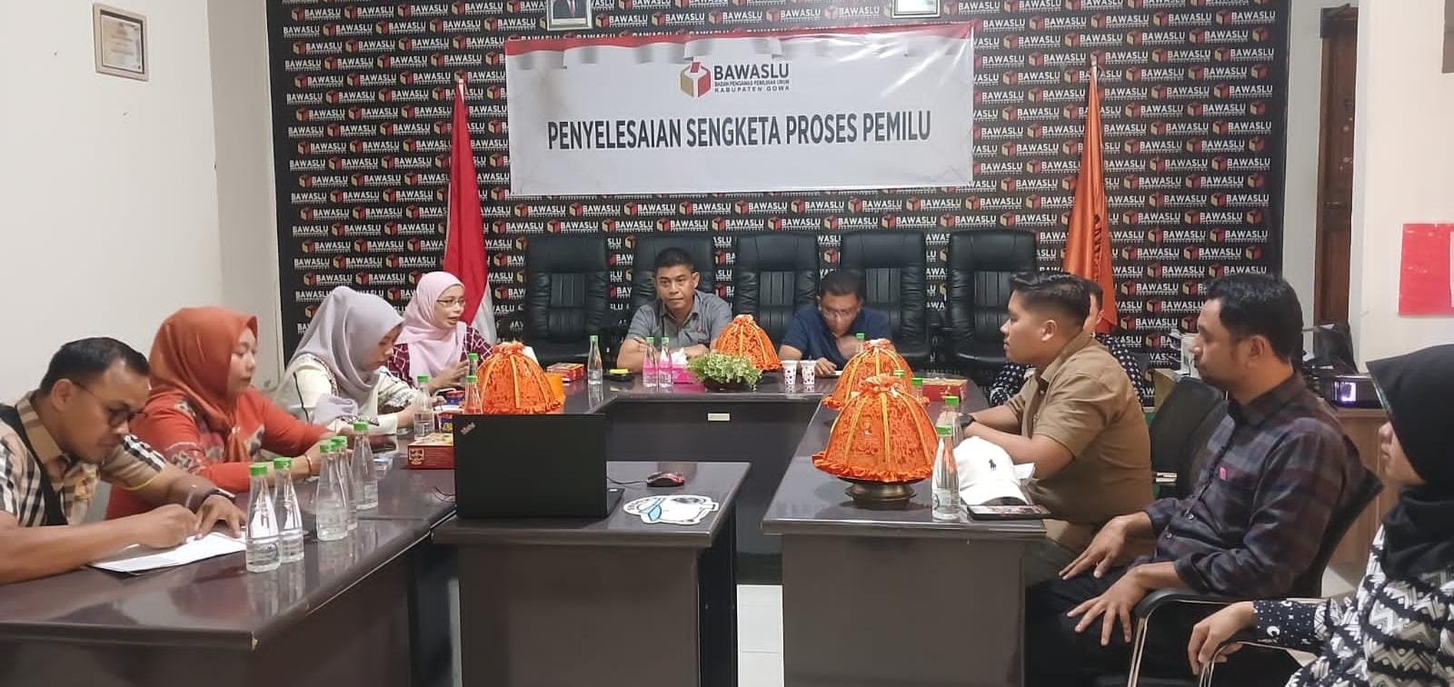 IST Kordiv Penanganan Pelanggaran dan Penindakan Bawaslu Gowa, Yusnaeni menggelar rapat penyelesaian sengketa proses Pemilu 2024 di kantor Bawaslu Gowa, Selasa (30/1). 