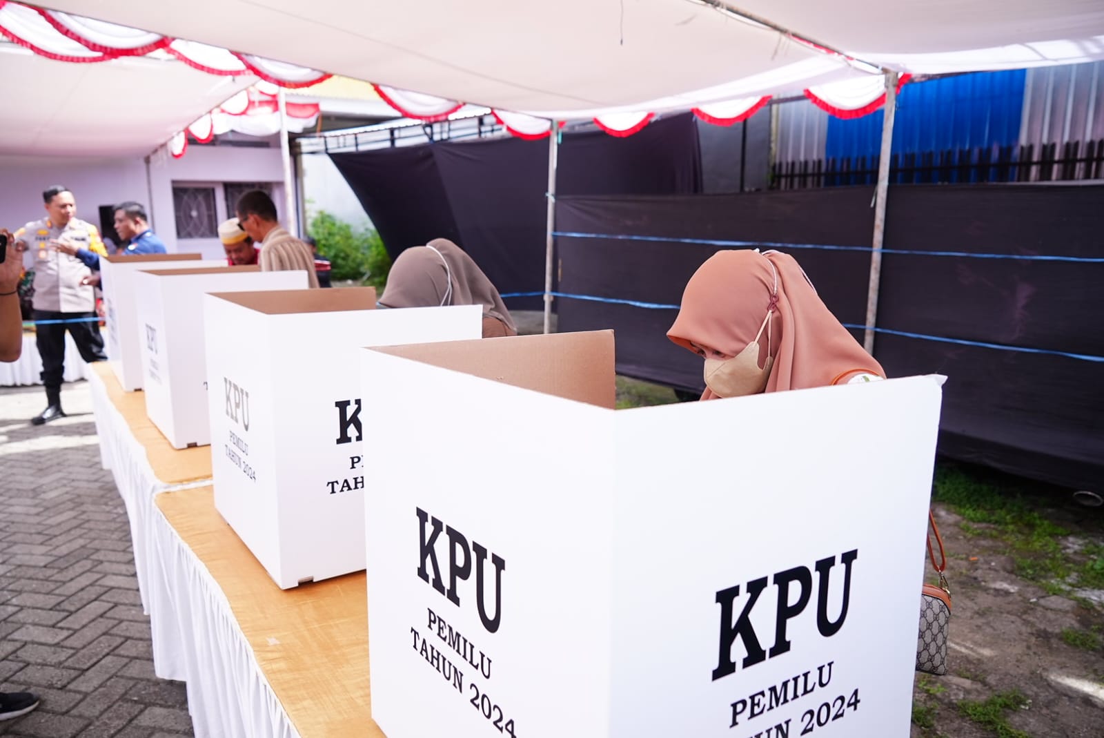 IST SIMULASI--Simulasi pemungutan suara yang digelar Komisi Pemilihan Umum (KPU) Kabupaten Sinjai, di halaman kantor KPU Sinjai di Jalan Bhayangkara Sinjai Utara, Selasa (30/1).