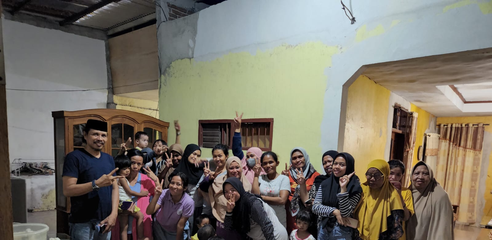 IST NGUMPUL--Caleg Gerindra Nomor urut 2 Dapil Somba Opu Cendera Juarsa Dg Ngerang ngumpul bareng dengan teman- teman alumni SMP