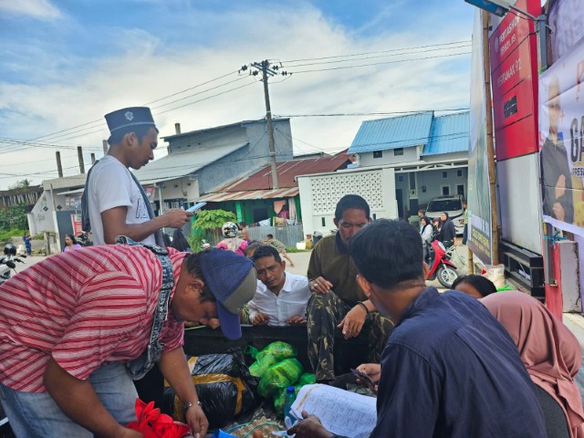 IST PASAR MURAH--Caleg PPP untuk DPRD dari Dapil Pallangga-Barombong menggelar pasar murah 