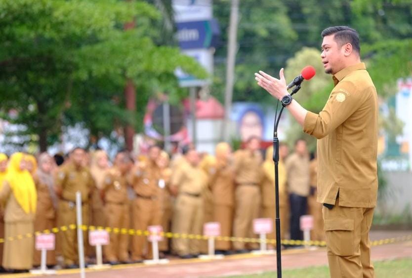 IST ARAHAN -- Bupati Gowa, Adnan Purichta Ichsan, saat memberikan arahan kepada para pegawai untuk selalu meningkatkan kinerjanya setiap hari. 