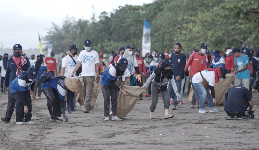 CSR -- Salah satu kegiatan CSR yang digelar SIS bertajuk Suzuki Peduli Lingkungan dengan melakukan bersih-bersih di sekitar pantai.