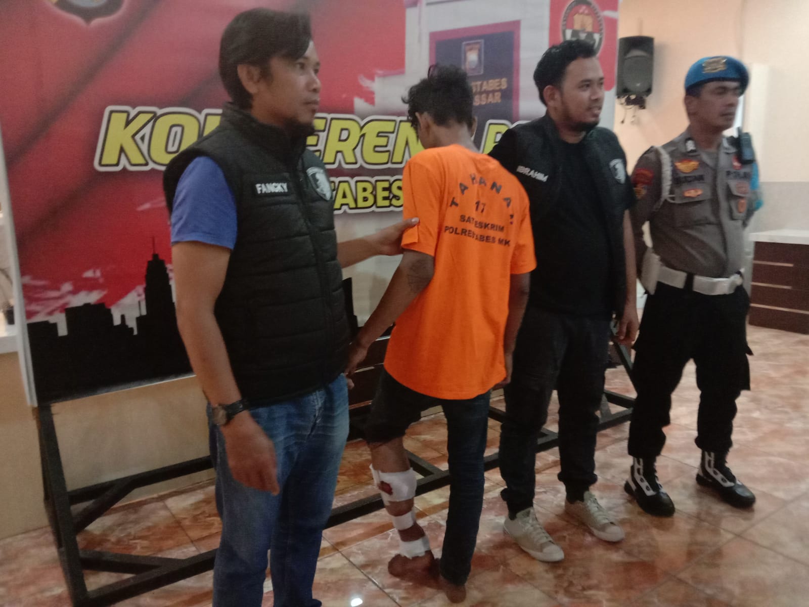 CURANMOR -- Pelaku curanmor dengan kaki diperban setelah sebelumnya dihadiahi timah panas oleh petugas karena melakukan perlawanan saat akan diamankan, ketika dihadirkan dalam press release.