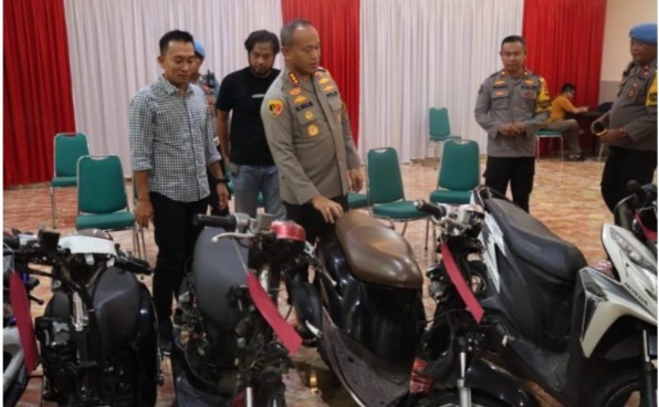 CURANMOR -- Kapolrestabes Makassar saat memeriksa barang bukti berupa enam unit sepeda hasil curian dari tangan tersangka.