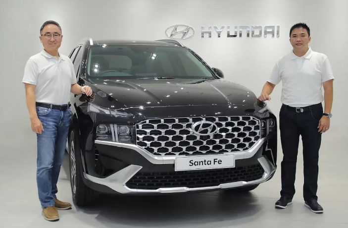 PERKENALKAN -- Hyundai saat meluncurkan dan memperkenalkan SANTA FE kepada publik di Tanah Air. SANTA FE kini hadir dengan fitur Hyundai Bluelink.