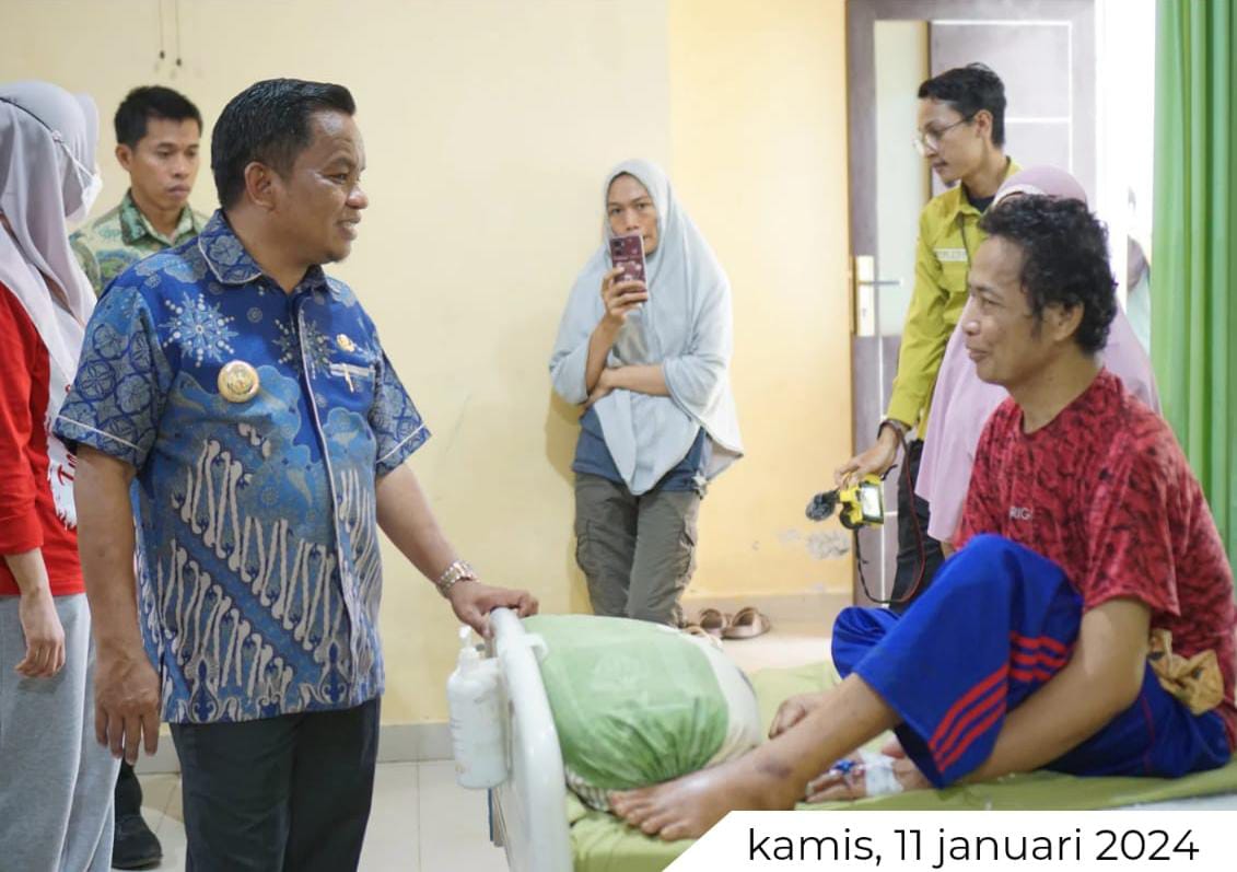 DIALOG -- Pj Bupati Jeneponto, Junaedi Bakri sedang berdialog dengan salah seorang pasien RS Lanto Daeng Pasewang, saat melakukan kunjungan ke rumah sakit tersebut.