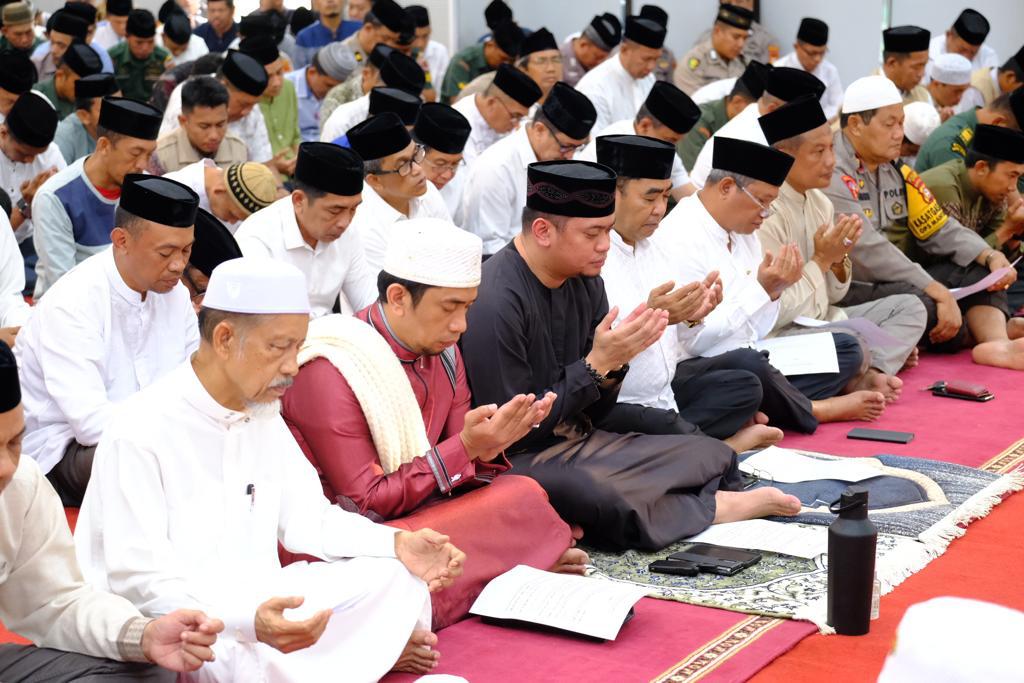 IST DOA BERSAMA -- Bupati Gowa, Adnan Purichta Ichsan bersama para pejabat Forkopimda dan Pemkab Gowa serta tokoh agama dan tokoh masyarakat saat doa bersama. 