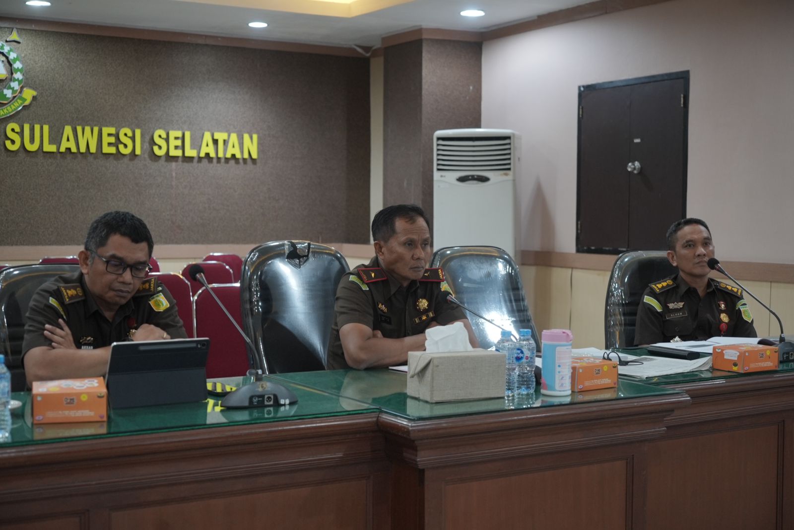 EKSPOSE PERKARA -- Wakajati Sulse, Zet Tadung Allo (tengah) bersama koordinator pada Bidang Pidana Umum Kejati Sulsel, saat mengikuti ekspose perkara pengajuan Restorative Justice.