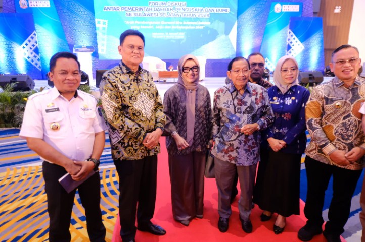FORUM DISKUSI -- Pj Bupati Jeneponto, Junaedi Bakri (kiri), bersama Ketua KESS, Tanri Abeng (tiga dari kanan) dan sejumlah pejabat lainnya saat menghadiri forum diskusi antar pemerintah daerah, pengusaha, dan BUMD Se-Sulawesi Selatan.
