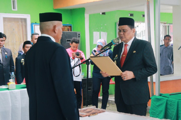 LANTIK PAW --Bupati Barru H Suardi Saleh melantik dan mengukuhkan anggota BPD Desa Bojo dan Desa Siddo Kabupaten Barru Pergantain Antarwaktu (PAW) periode 2021-2027 di Kantor Desa setempat, Jumat (26/1). 