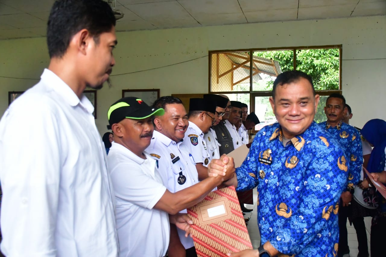 PAGU ANGGARAN -- Pj Bupati Sinjai, TR Fahsul Falah menyerahkan secara simbolis pagu anggaran dana desa tahun 2024 untuk 10 desa yang ada di Kecamatan Sinjai Selatan dalam rangka silaturahmi sekaligus pencanangan delapan program prioritas Pj Bupati Sinjai, Rabu (17/1) pagi.