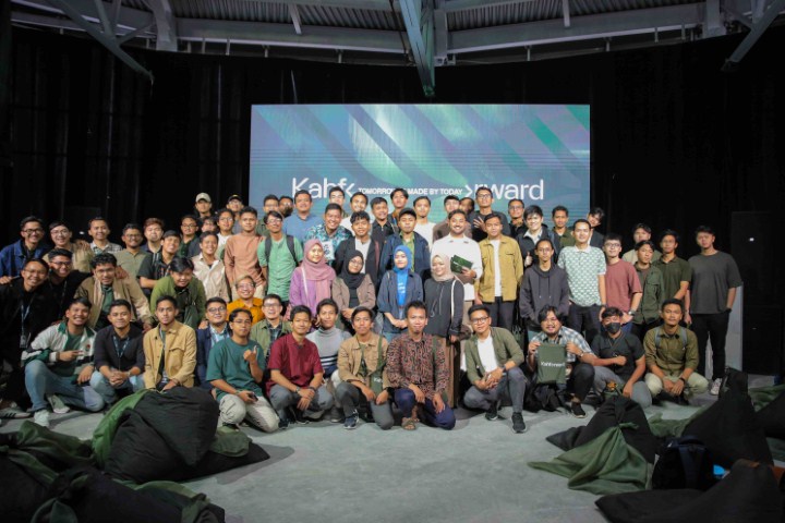 GOES TO CAMPUS -- Para peserta Kahforward Goes To Campus foto bersama usai mengikuti talkshow dengan menghadirkan beberapa narasumber yang bisa memberi inspirasi dan motivasi bagi para pemuda, khususnya mahasiswa.