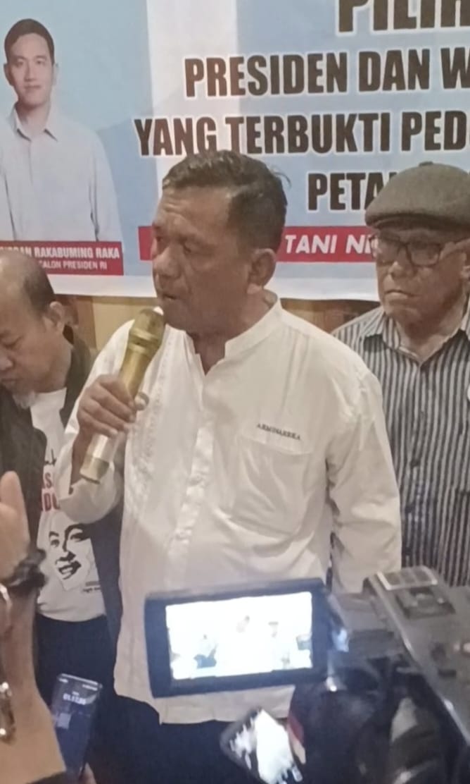 Ketua Relawan Gerakan Petani-Nelayan Prabowo-Gibran Sulsel saat berbicara di depan media sebelum melakukan rapat konsolidasi di Skyone Jalan Gunung Latimojong, Makassar, Selasa (9/1/2024).