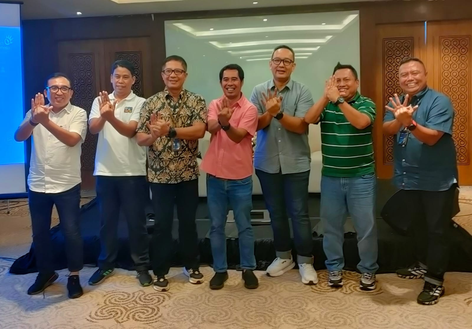 GANGGUAN -- EVP Telkom Regional 7, Agus Yudha Basuki (tiga dari kiri) pada suatu kegiatan di Makassar beberapa waktu lalu. Terkait adanya gangguan SKKL-SMPCS di Merauke, Telkom meminta maaf kepada pelanggan yang terdampak.