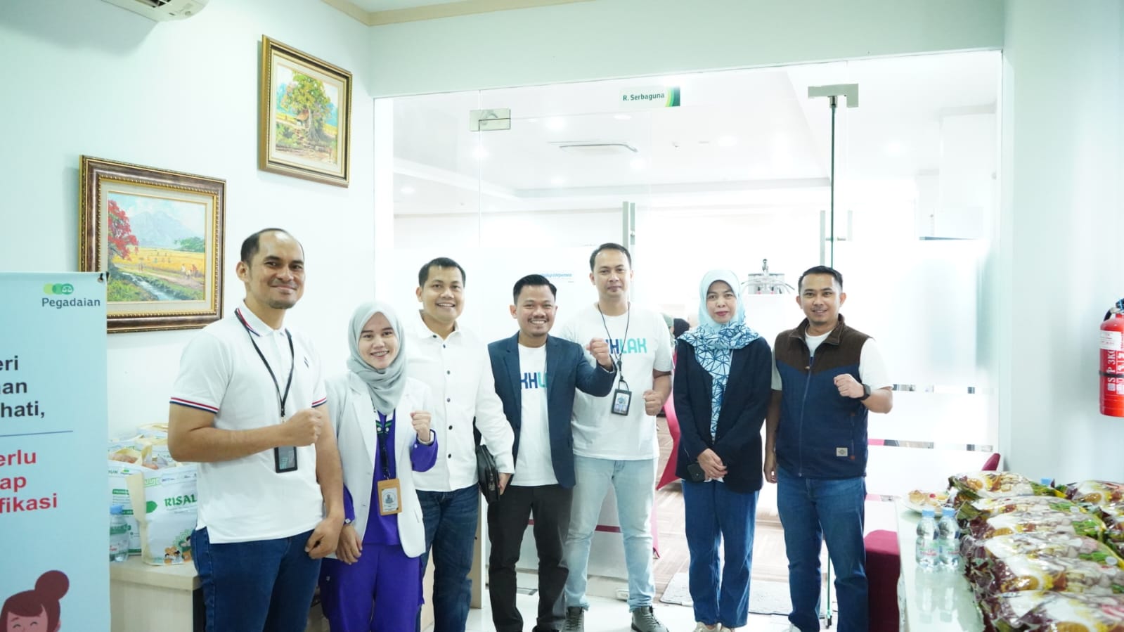 FOTO BERSAMA -- Kiri ke kanan: Kepala Departemen Bussiness Support Pegadaian Kanwil VI Makassar, Iwan Darmawan, Medical Pegadaian Pratama, Rr. Astrid Dyah K.R, Deputy Operasional, Jainuddin, Pemimpin Cabang Pegadaian Syariah Hasanuddin, Hardsal Rahman,  Staff 1 Bagian TJSL, Muarif Farmansyah, Kabag Jaringan Distribusi Layanan, Andi Nurafiat, dan Kabag Humas dan Protokoler, Ardiansyah, foto bersama di sela kegiatan RISALAH yang digelar Pegadaian Syariah Makassar, Sabtu, 13 Januari 2024.