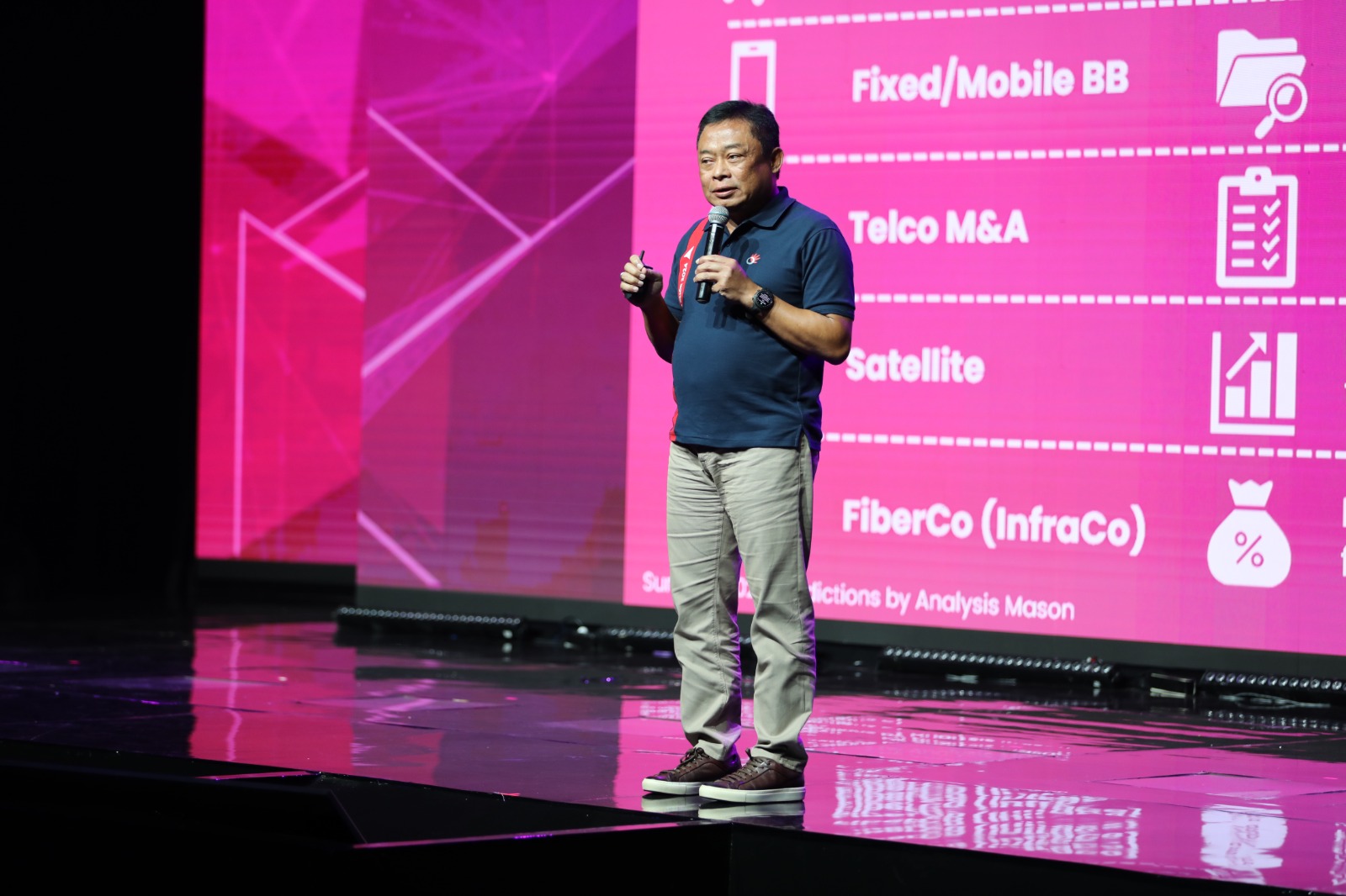 ARAHAN -- Direktur Utama Telkom, RIriek Adriansyah memberikan arahan kepada seluruh karyawan TelkomGroup usai pemaparan pencapaian tahun 2023, program unggulan yang akan diimplementasikan di tahun 2024, dan target pencapaian oleh jajaran Board of Executive TelkomGroup. 