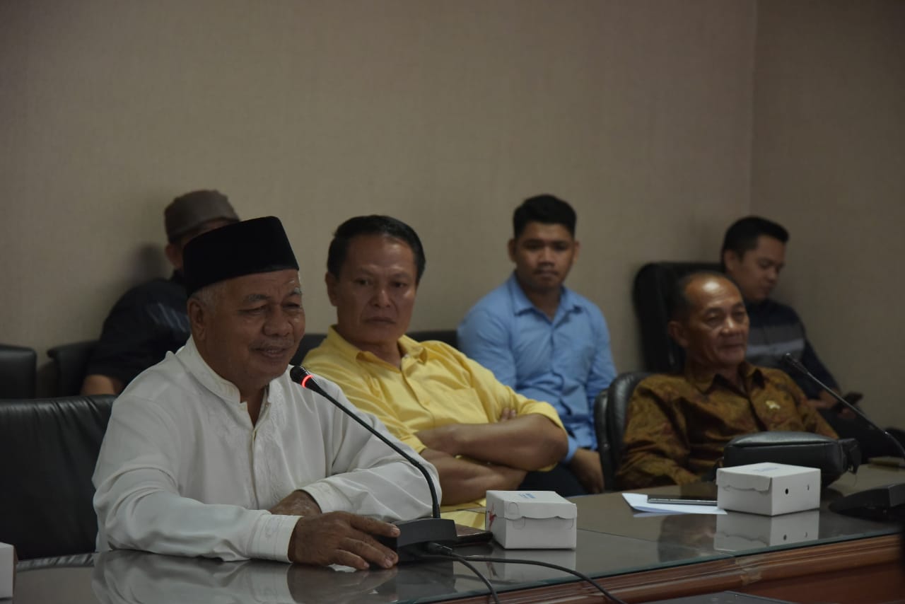 PERTEMUAN -- Suasana pertemuan antara anggota Komisi III DPRD Sulbar dengan Kepala Seksi Workshop Bina Marga dan Bina Konstruksi, Arianto dan staf.