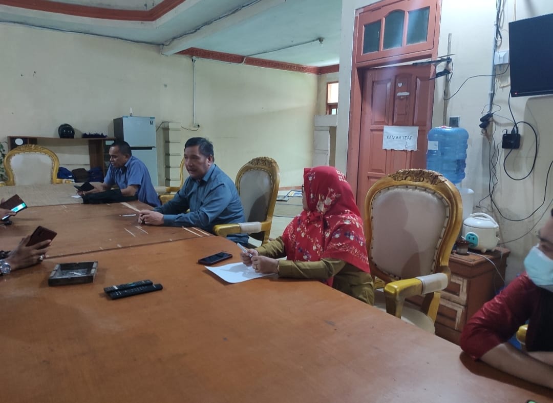 DIALOG -- Wakil Ketua Komisi I DPRD Sulbar, Andi Muslim Fattah didampingi anggota Komisi I lainnya, sedang berdialog dengan Koordinator Pengelola Mess Pemprov Sulbar, Sitti Fatimah, terkait kondisi Mess Pemprov Sulbar.