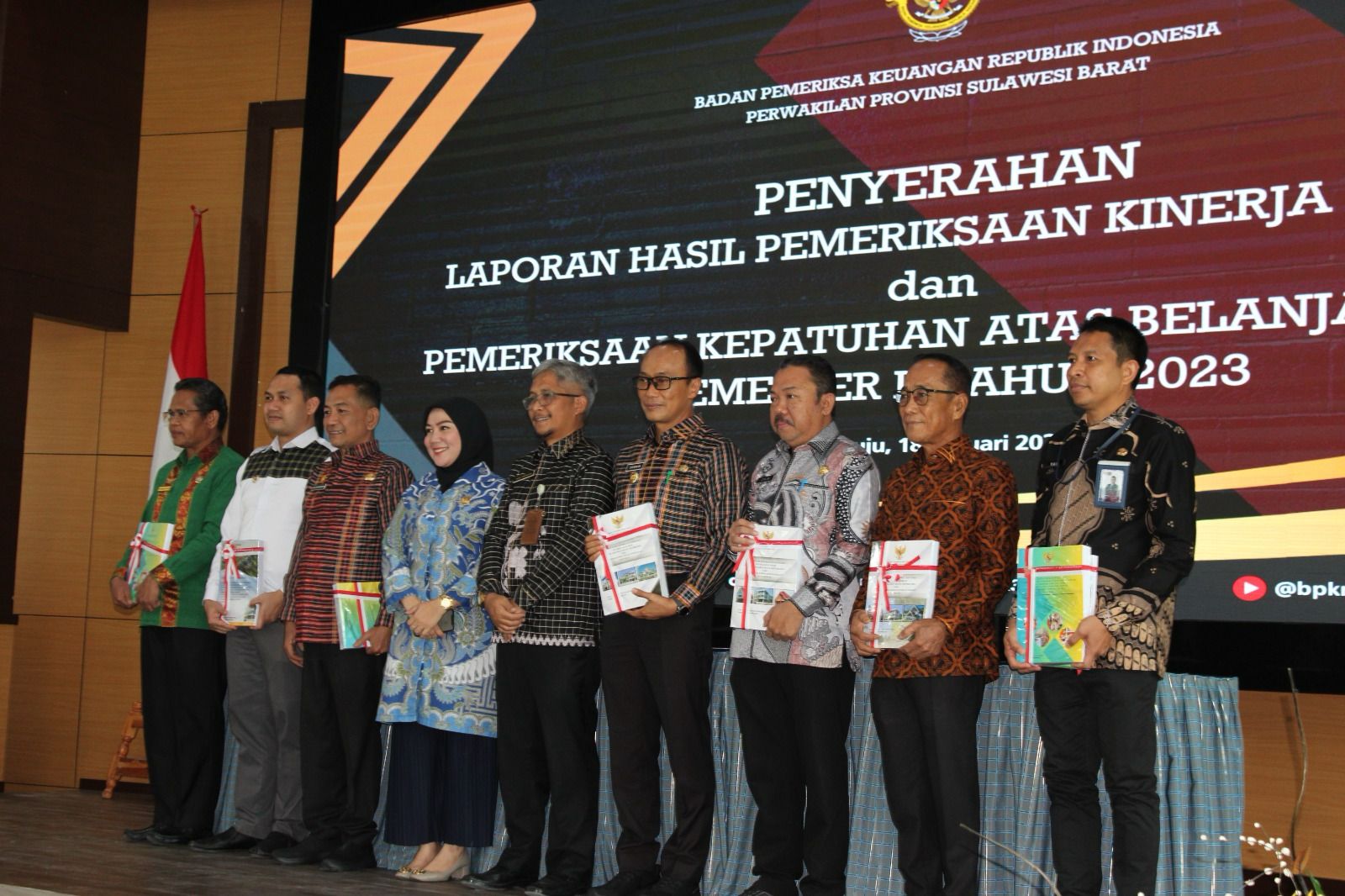 PENYERAHAN LHP -- Ketua DPRD Provinsi Sulbar, Dr Hj Sitti Suraidah Suhardi (empat dari kiri) saat menghadiri penyerahan LHP Tematik dan Pemeriksaan Kepatuhan atas Belanja Daerah Semester II tahun 2023.