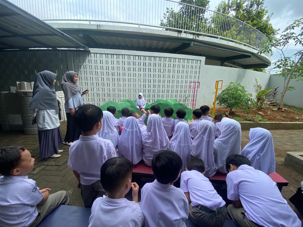 MERUMUSKAN KELAS -- Para anak didik TK Islam Athirah Racing Centre didampingi para gurunya sedang mengikuti kegiatan merumuskan kelas.