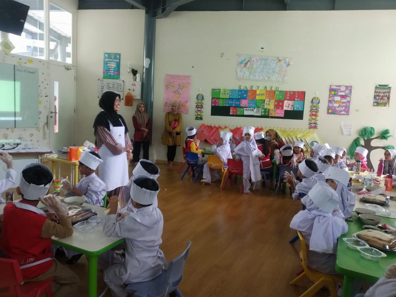 TRIAL CLASS -- Para anak didik TK B dari TK Islam Athirah Racing Centre sedang mengikuti Trial Class sebagai persiapan untuk mengikuti jenjang sekolah dasar.